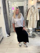 Load image into Gallery viewer, Cara