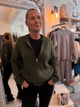 Load image into Gallery viewer, Robbie