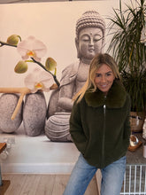 Load image into Gallery viewer, Chic