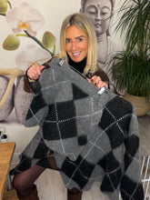 Load image into Gallery viewer, Clara