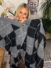 Load image into Gallery viewer, Clara