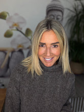 Load image into Gallery viewer, Chic
